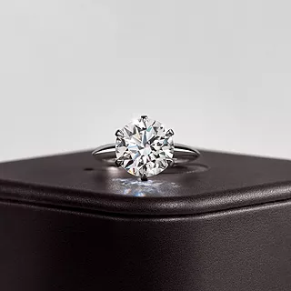 Золотое кольцо с бриллиантом 5 карат