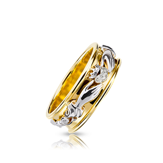 Обручальное кольцо из желтого и белого золота с бриллиантами.