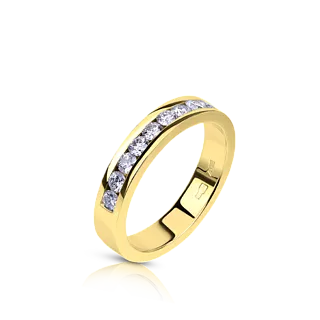 Обручальное кольцо из желтого золота с бриллиантовой дорожкой
