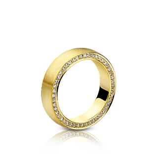 Обручальное кольцо из матового золота с бриллиантами.