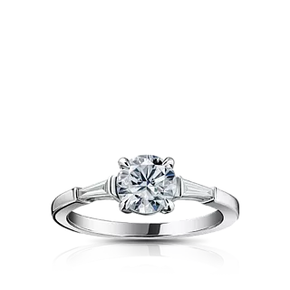 Кольцо с бриллиантом