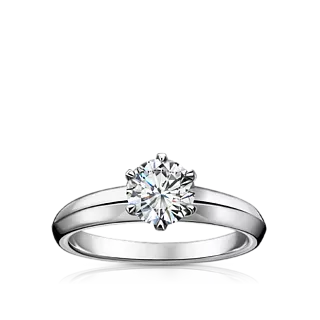 Золотое кольцо с бриллиантом