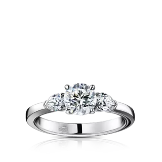 Кольцо с бриллиантом