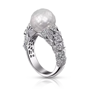 Кольцо с белым граненным жемчугом и бриллиантами 